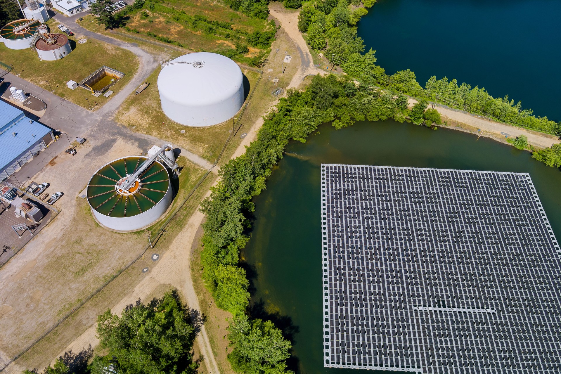 La purification de l’eau est le processus d’élimination des produits chimiques indésirables usine moderne de traitement des eaux usées urbaines près de la plate-forme de cellules de panneaux solaires flottants sur le magnifique lac