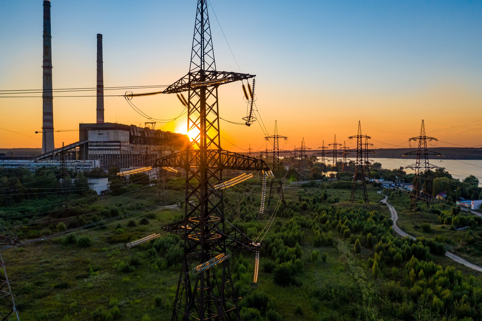 Tour électrique à haute tension. Silhouette à l’heure du coucher du soleil. Pylônes de puissance sur le fond d’heure de coucher du soleil. Mise au point sélective