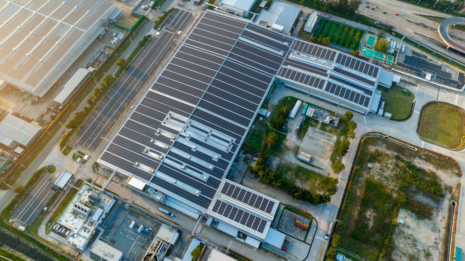 Vue de dessus Panneaux solaires sur l’usine d’entrepôt. Système de panneaux photovoltaïques solaires ou cellule solaire sur le toit d’un bâtiment industriel pour la production d’électricité écologique verte. Production d’énergie renouvela